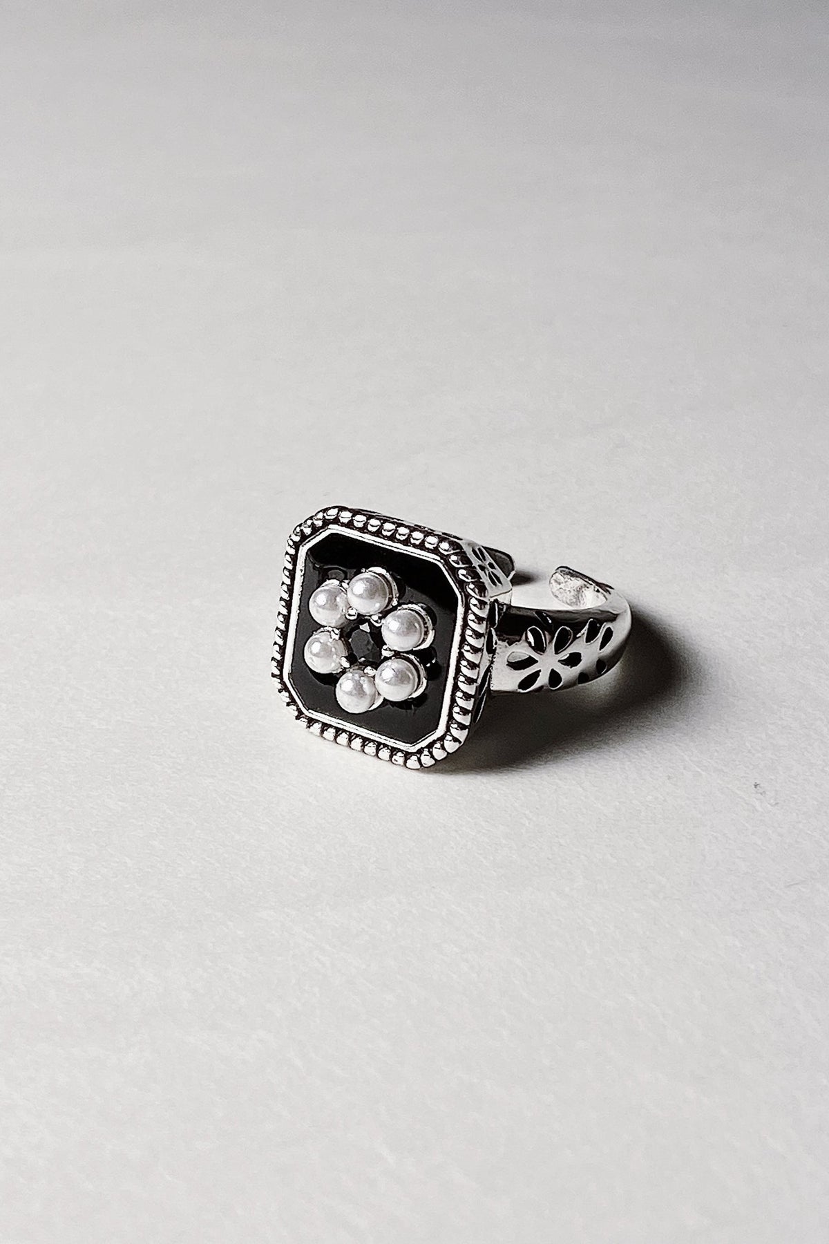 Flower Pattern Pearl Ring Set