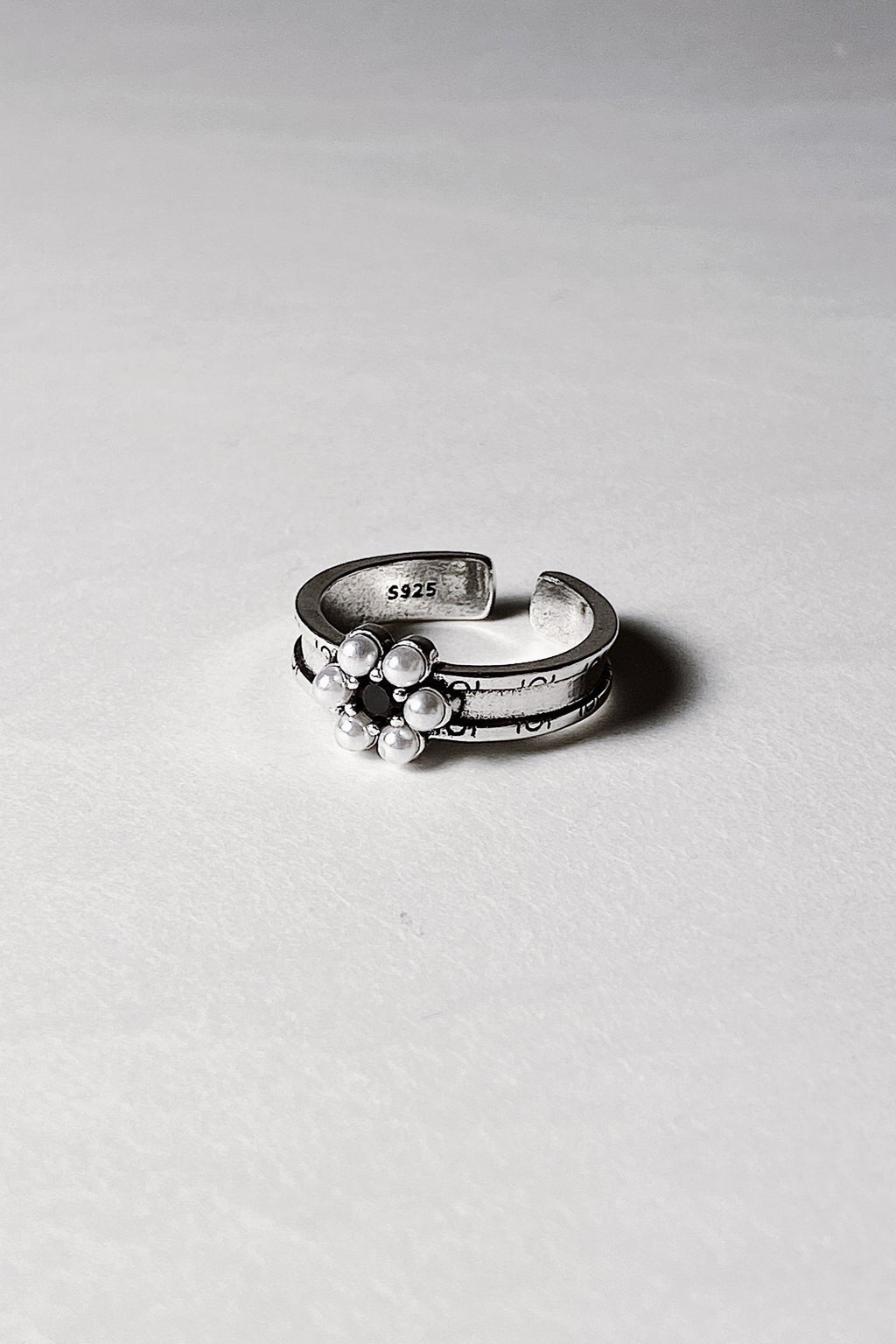 Flower Pattern Pearl Ring Set